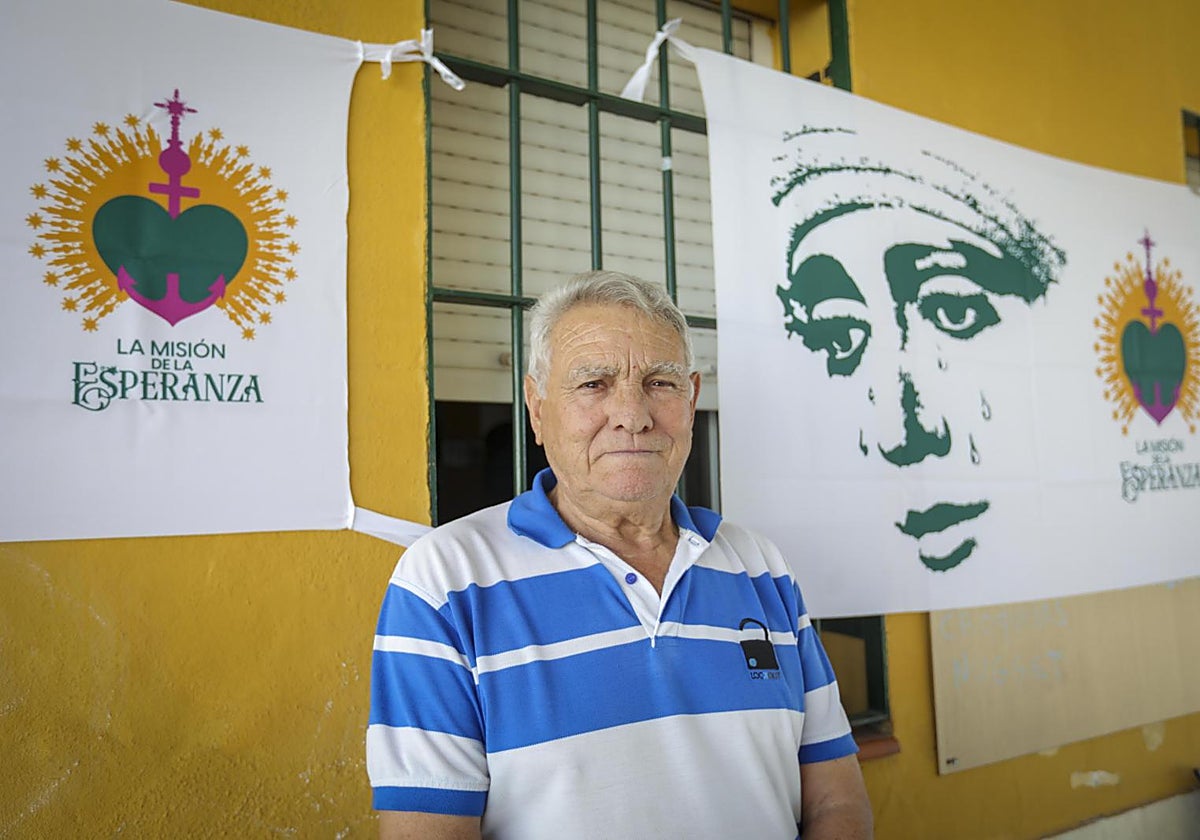 José 'el Triana' junto a las balconeras de la misión de la Esperanza