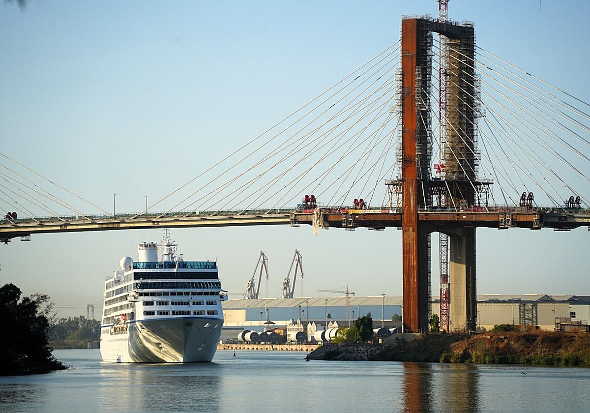 El crucero Sirena a su paso por la ciudad de Sevilla