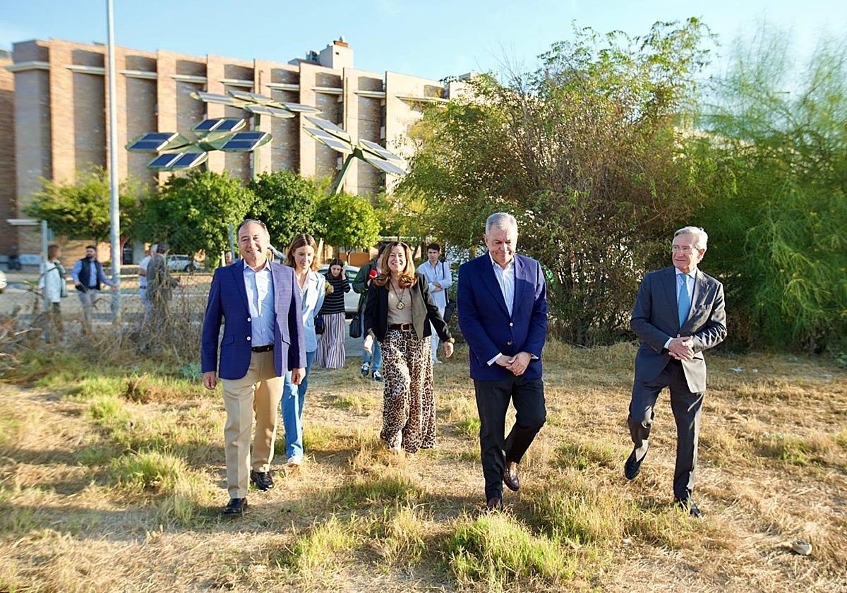 Sanz y Castillo en la parcela en la que se construirá el centro educativo