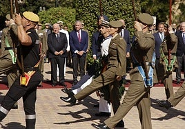 Honores a la bandera y a quienes dieron su vida por España en el acto militar por la Fiesta Nacional en Sevilla