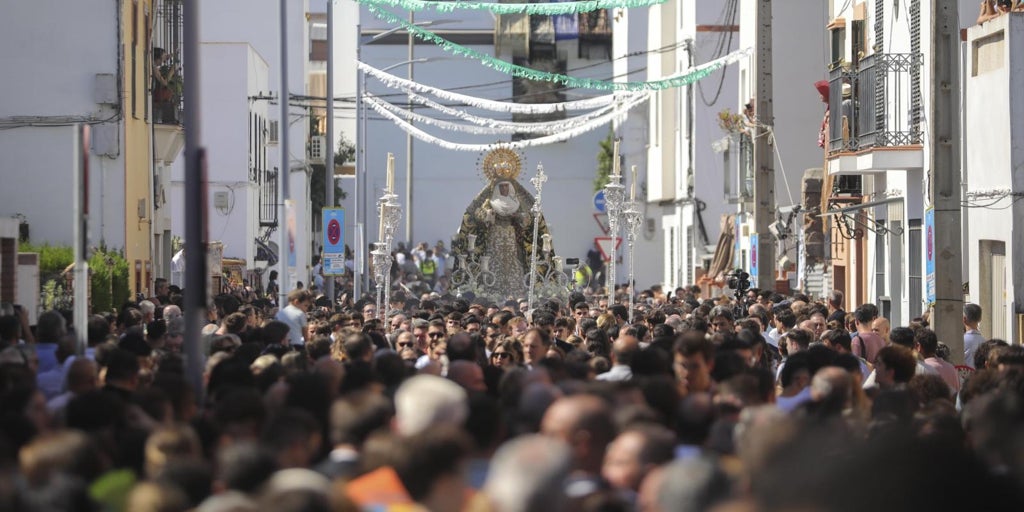 Más de 650 personas llenarán varios autobuses para ver el domingo a la Esperanza de Triana en el Polígono Sur