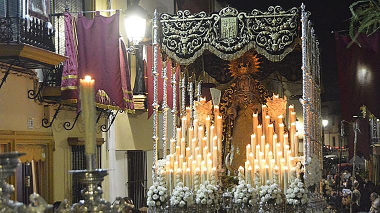 La Virgen de los Dolores, en su paso de palio