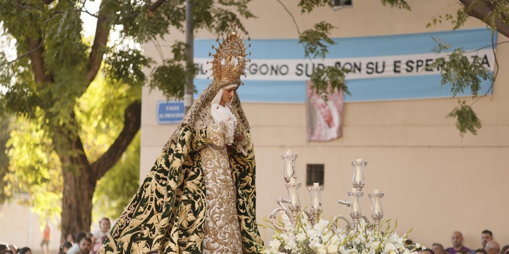 La Esperanza de Triana cose las Tres Mil a Sevilla