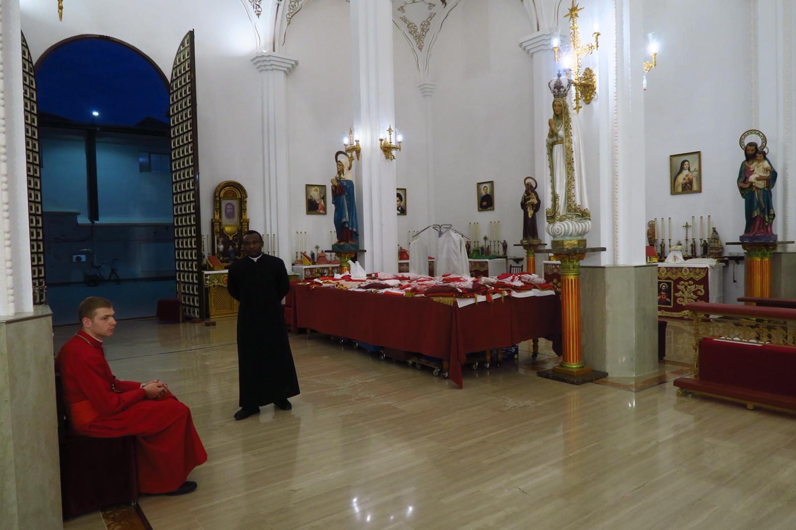 La extravagante jornada de ‘puertas abiertas’ en la secta del Palmar de Troya, en imágenes