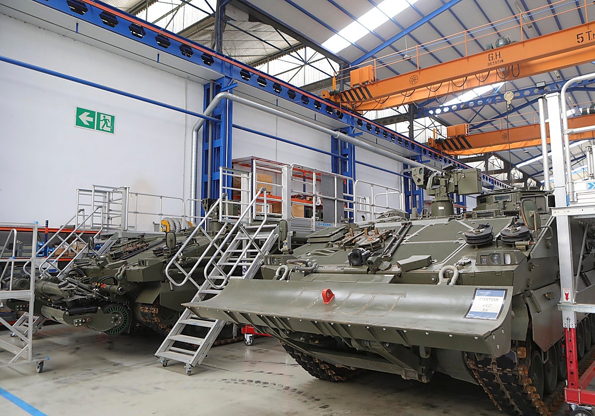 Vehículos militares listos para su entrega en la fábrica de Alcalá de Guadaíra