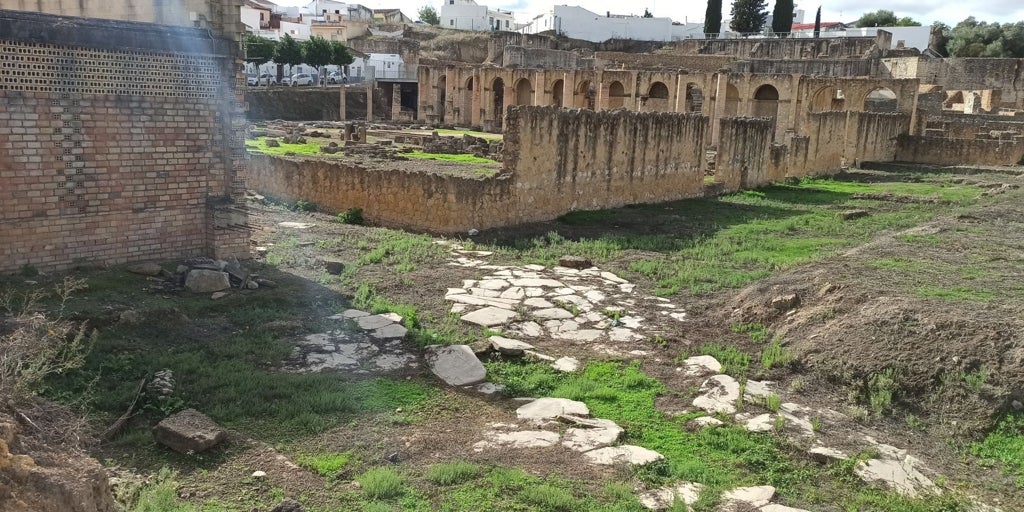 Cultura demolerá tres casas junto al teatro de Itálica para nuevas excavaciones arqueológicas