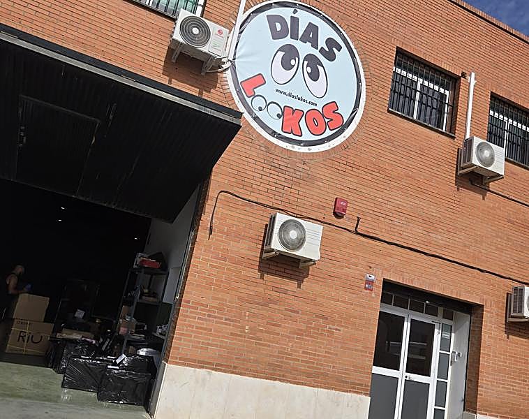 Imagen de la nave donde se está preparando el outlet en el Polígono Pisa