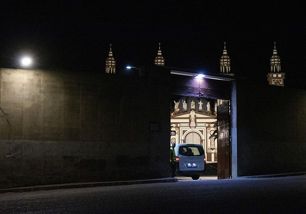 Una furgoneta accediendo anoche a la basílica de la iglesia palmariana en El Palmar de Troya