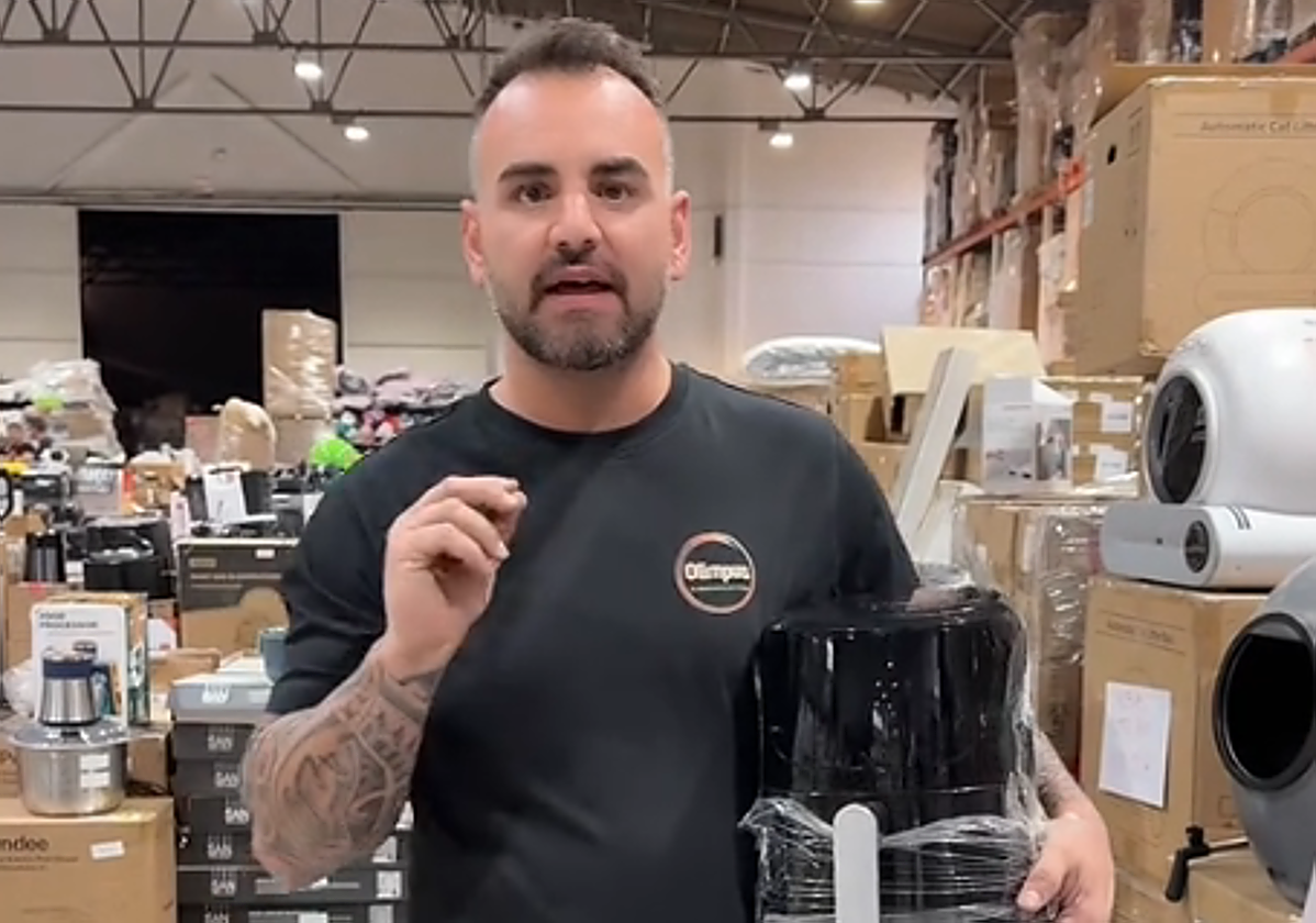 Daniel Romero presenta algunos de los productos del outlet