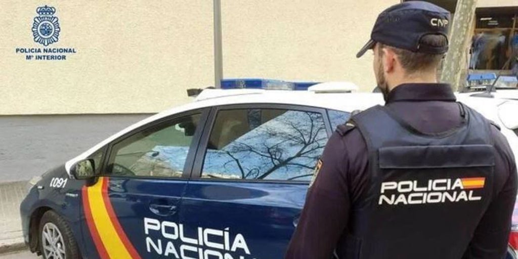 A prisión un hombre por robar y amenazar con un machete en una tienda de Sevilla