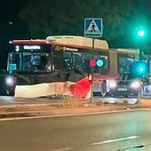 Unos encapuchados cortan el tráfico de la calle Torneo de Sevilla por la huelga por Palestina