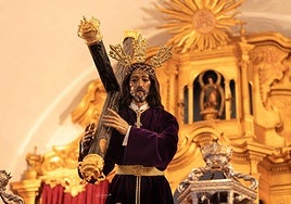 Polémica en Aznalcázar por el cese del vestidor de Nuestro Padre Jesús: 1.200 firmas contra la decisión del párroco