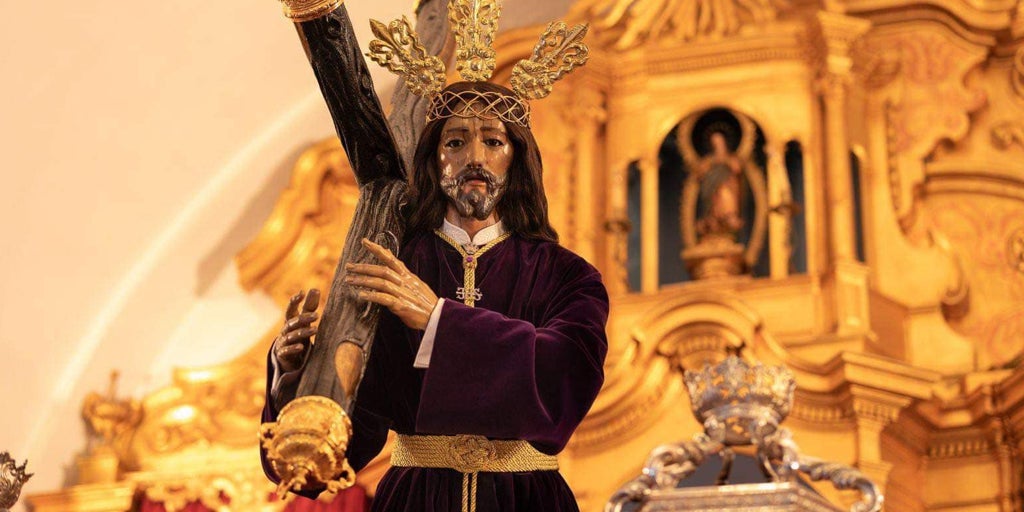 Polémica en Aznalcázar por el cese del vestidor de Nuestro Padre Jesús: 1.200 firmas contra la decisión del párroco