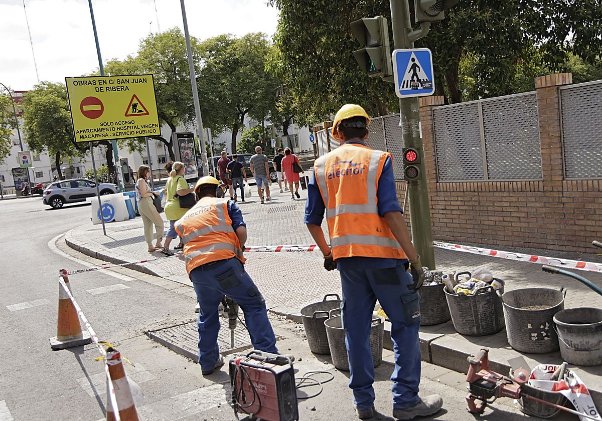Varios operarios trabajan en las obras del metro junto al Hospital Macarena