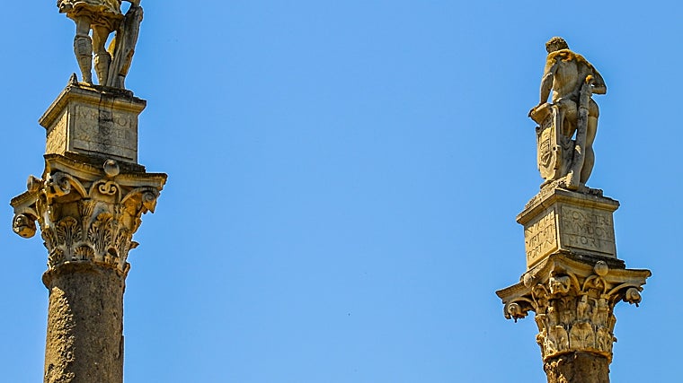 Las dos columnas romanas que presiden la Alameda fueron erigidas en 1574 con fustes romanos reutilizados; sobre ellas se colocaron, desde finales del siglo xvi, las esculturas de Hércules y Julio César realizadas por Diego de Pesquera, que convirtieron el conjunto en un emblema urbano y homenaje a los fundadores de la ciudad: Hércules y Julio César