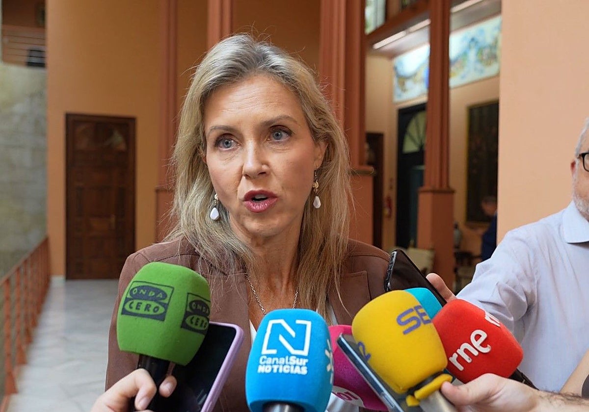 Cristina Peláez atiende a los medios de comunicación