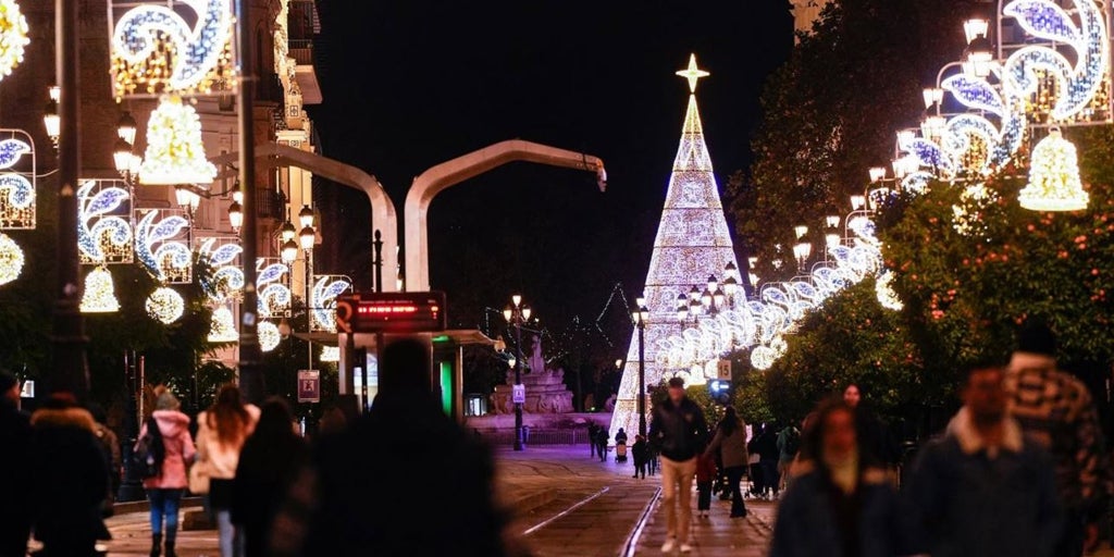 Arranca el montaje previo de las luces para la Navidad en Sevilla