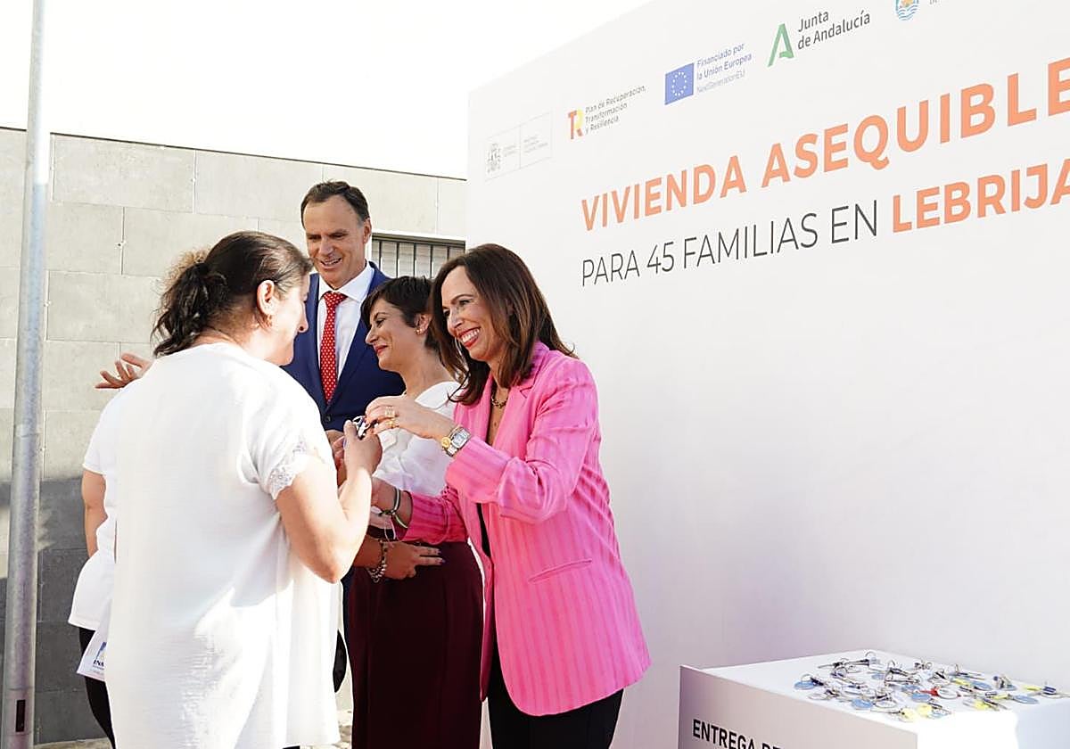 Isabel Rodríguez y Rocío Díaz entregan las llaves de las viviendas protegidas de Lebrija