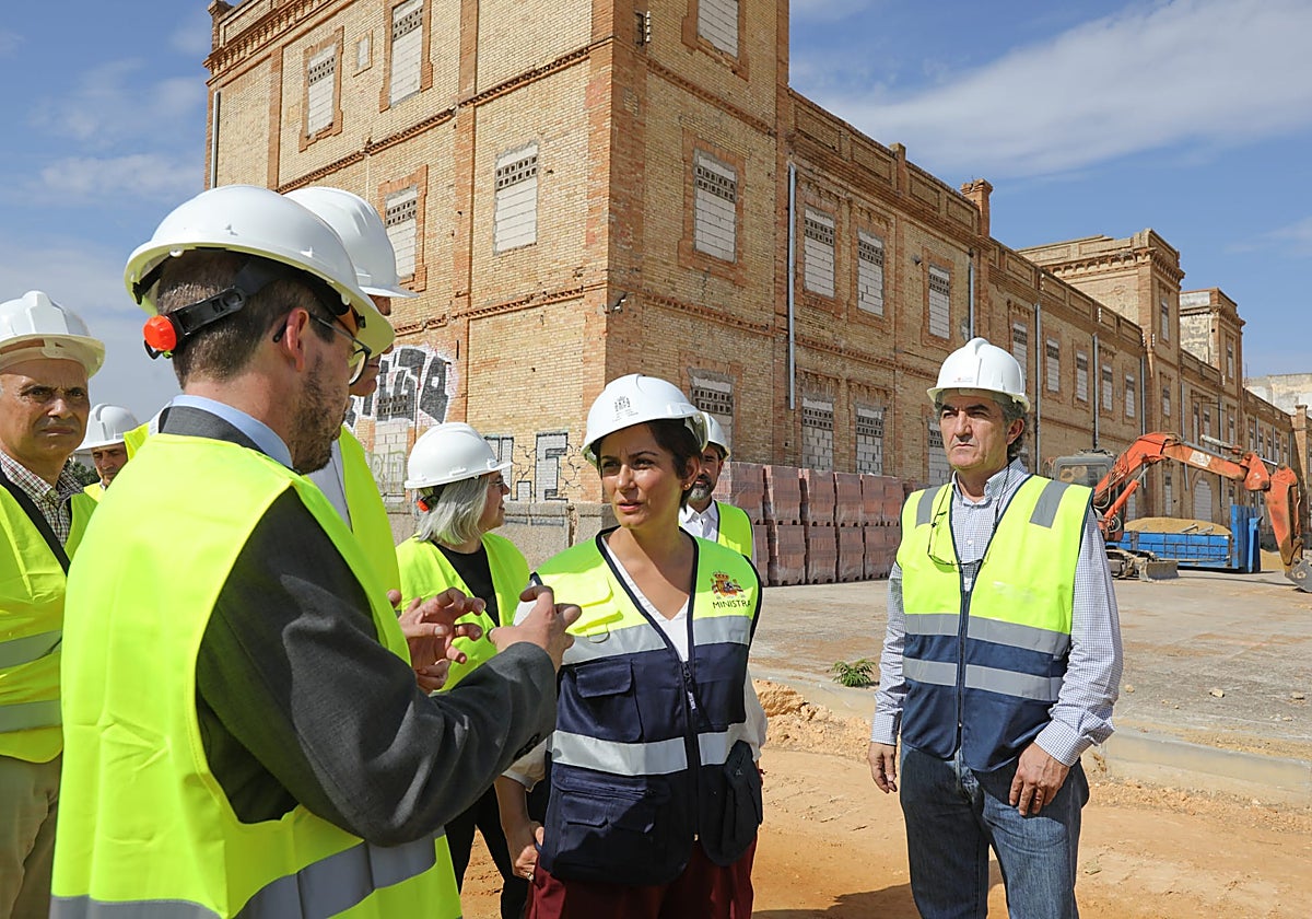 La ministra de Vivienda y Agenda Urbana, Isabel Rodríguez, ha visitado las obras de urbanización en el antiguo cuartel de Artillería 'Daoiz y Velarde' de Sevilla