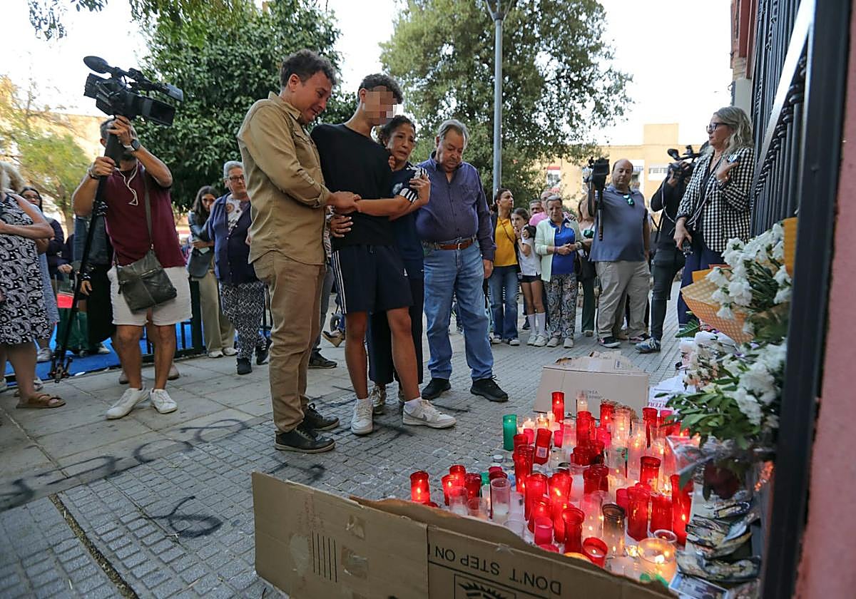 Concentración a las puertas del bloque donde vivía la menor