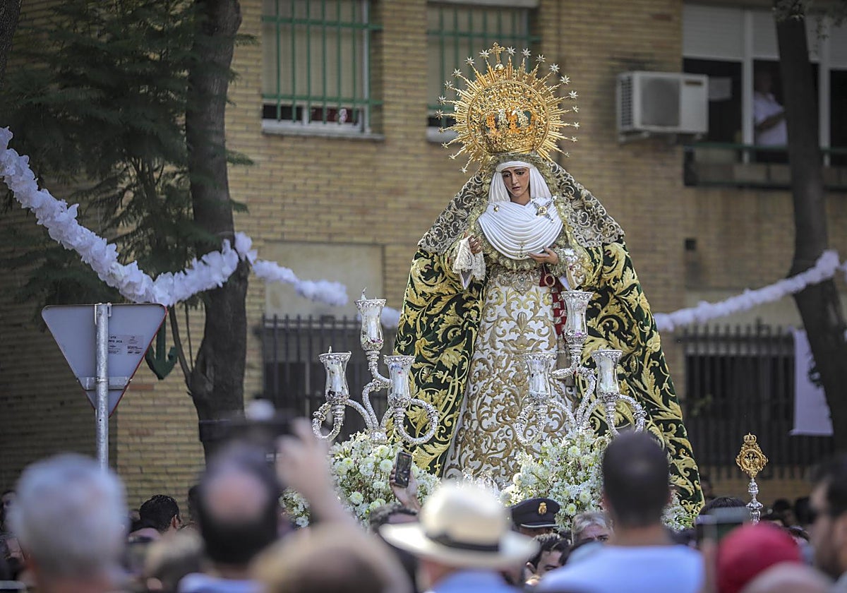 La Esperanza de Triana, durante el traslado del pasado domingo 12 de octubre
