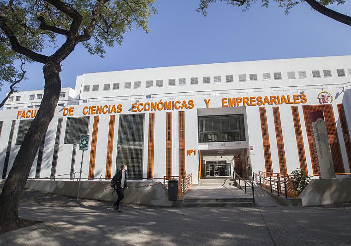 Fachada de la facultad de Económicas de la Universidad de Sevilla