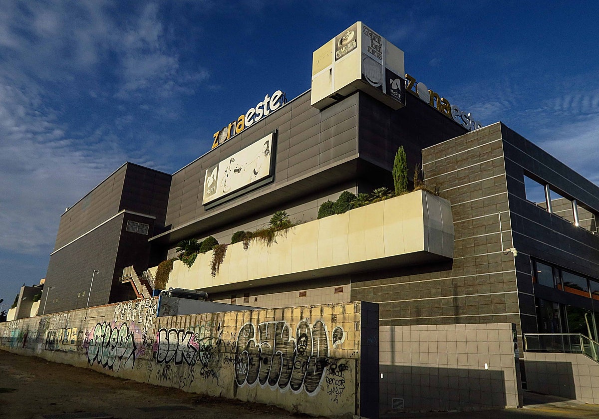 Fachada lateral del centro comercial Zona Este, que cerrará en unas semanas