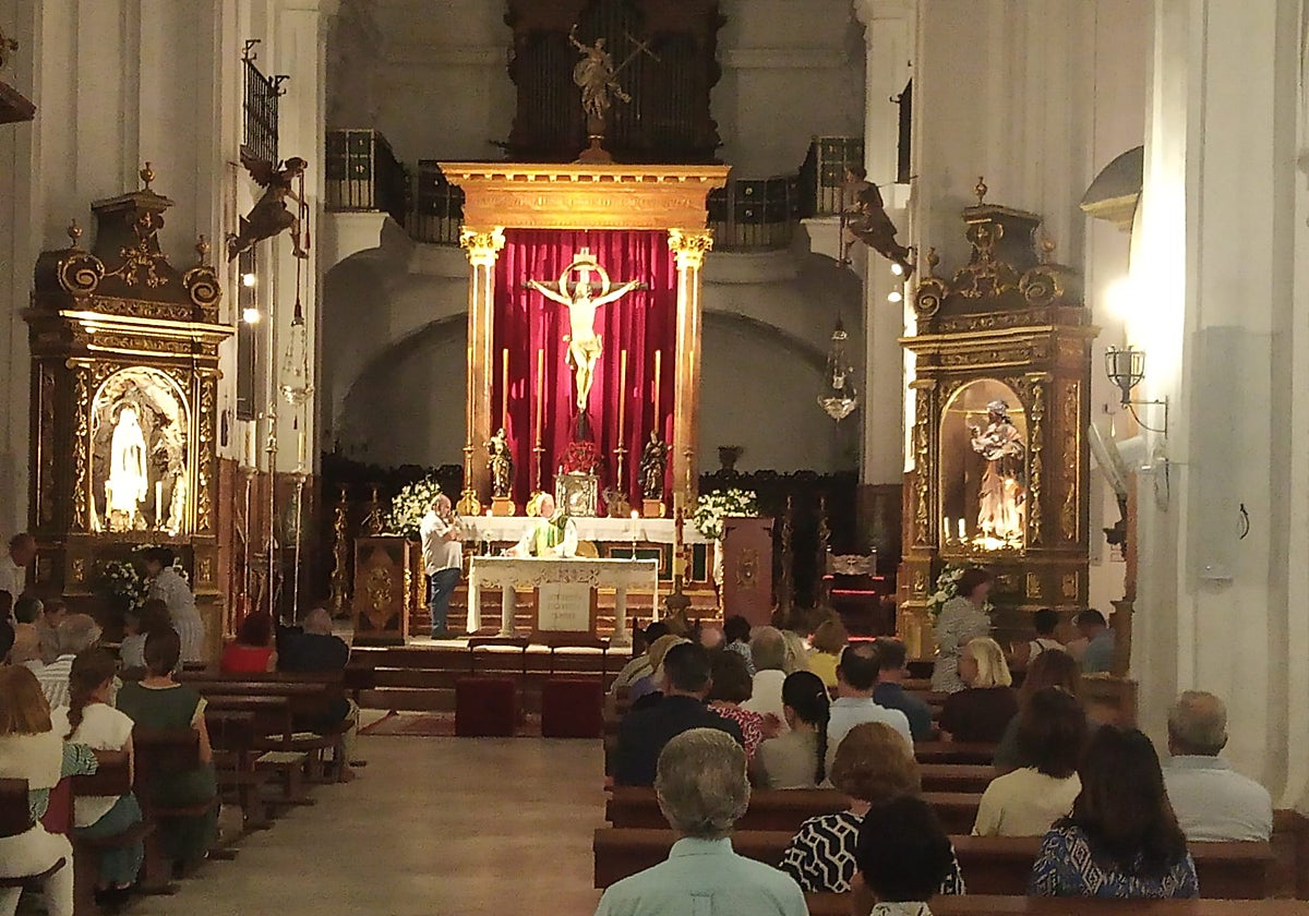 Misa en la parroquia de Santa Cruz