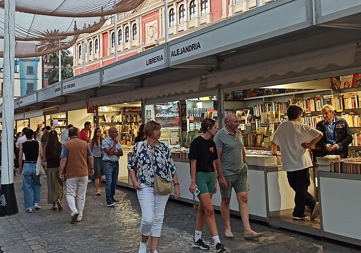 Público en la edición de este año de la Feria del Libro Antiguo de Sevilla