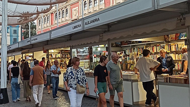 La Feria del Libro Antiguo de Sevilla roza medio siglo de historia con «creciente interés» del público joven y más proyección