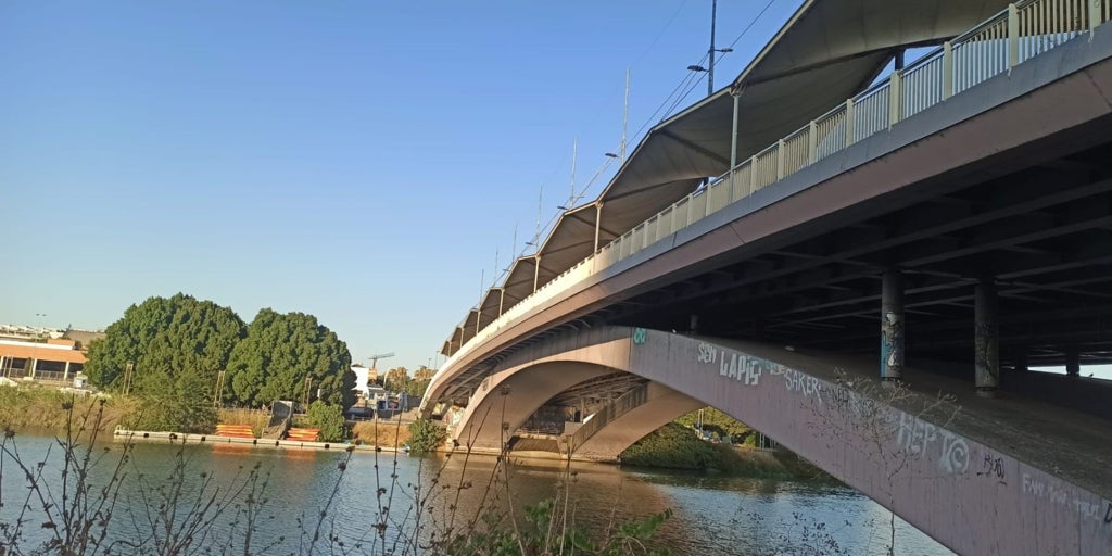 Investigan la muerte de un hombre tras hallar su cadáver flotando en el río Guadalquivir en Sevilla