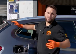 Juan José, mecánico: «Claro que la subida del petróleo afecta en que suba el combustible, pero estás pagando más del 50% de lo que pagas por litro en impuestos»