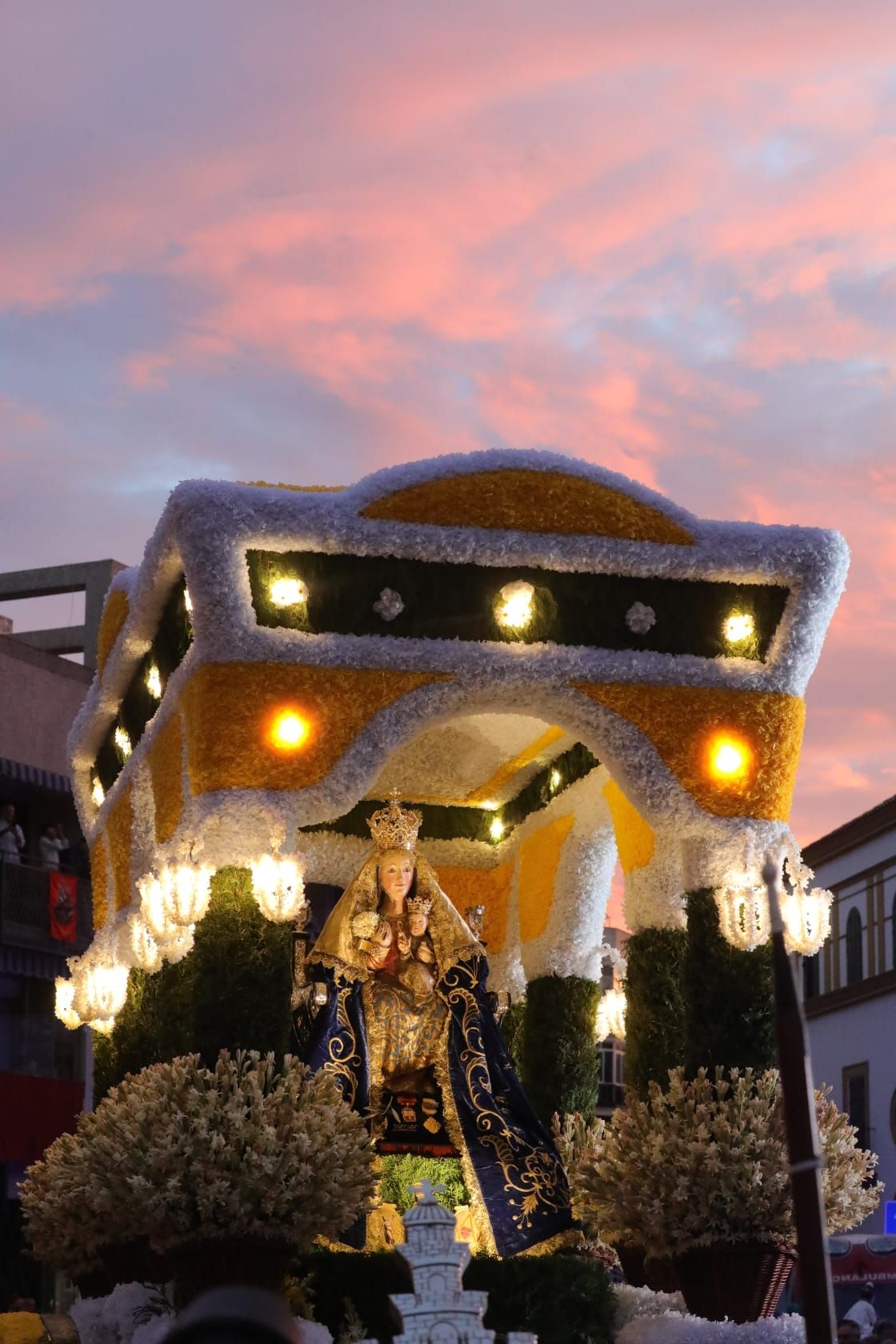 Dos Hermanas acompaña a la Virgen de Valme en su Romería