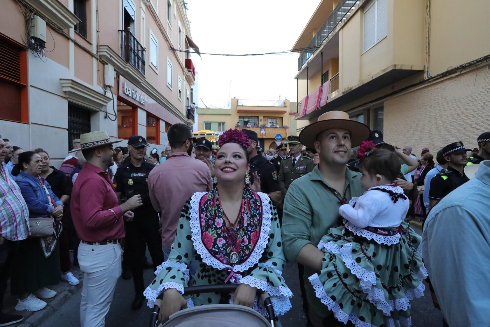 Dos Hermanas acompaña a la Virgen de Valme en su Romería