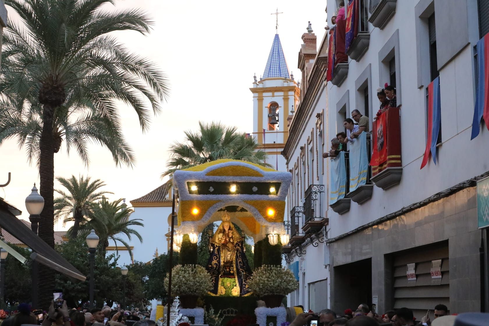 Dos Hermanas acompaña a la Virgen de Valme en su Romería