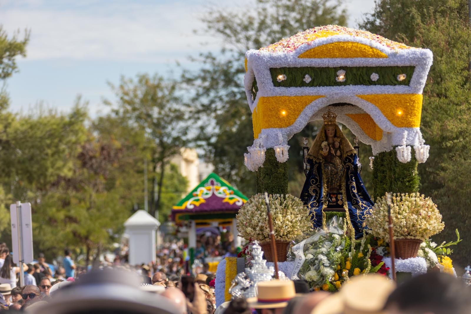 Dos Hermanas acompaña a la Virgen de Valme en su Romería