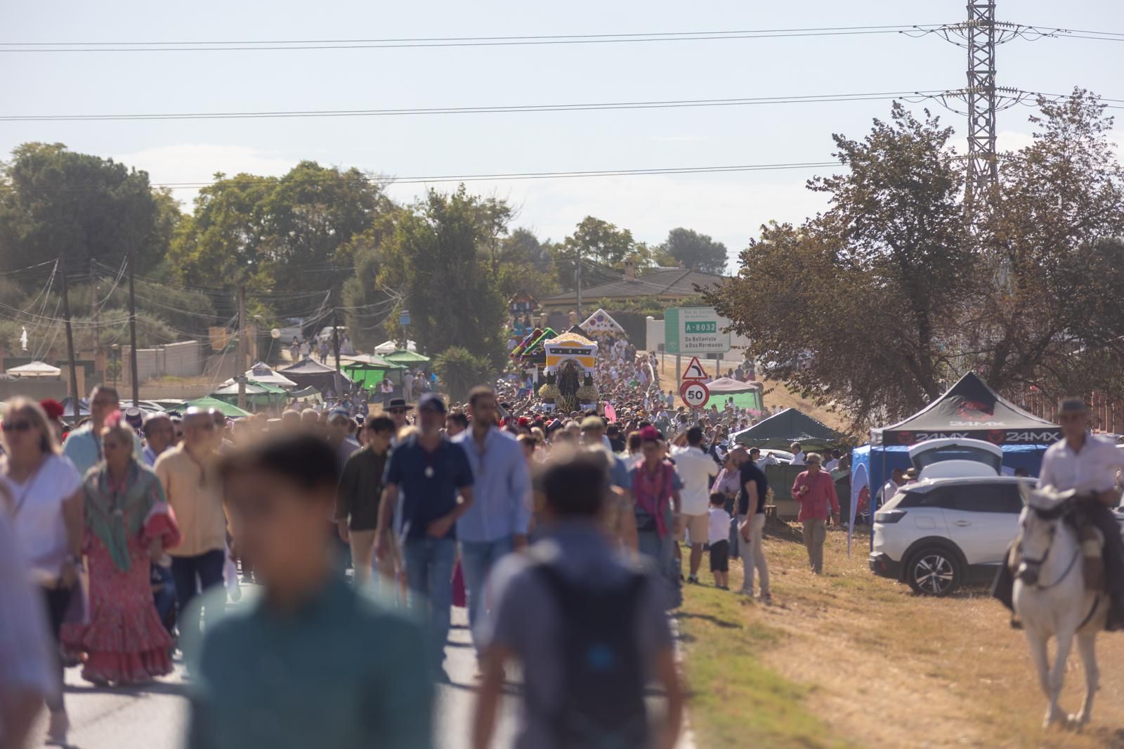 Dos Hermanas acompaña a la Virgen de Valme en su Romería