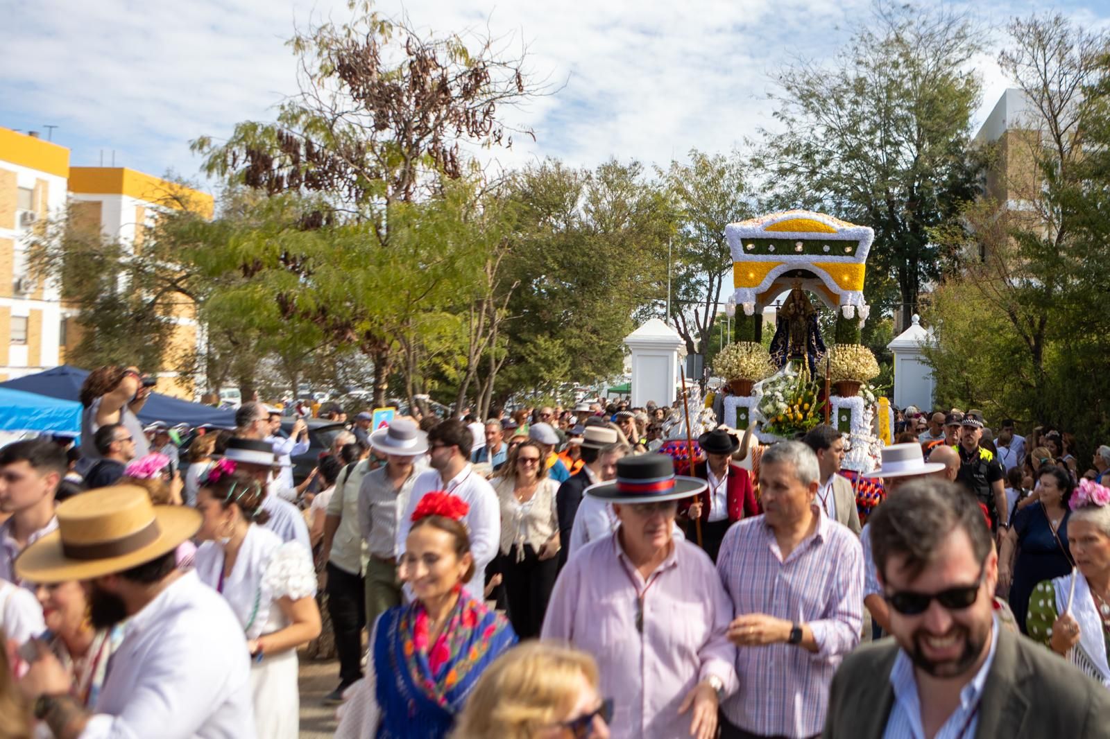 Dos Hermanas acompaña a la Virgen de Valme en su Romería