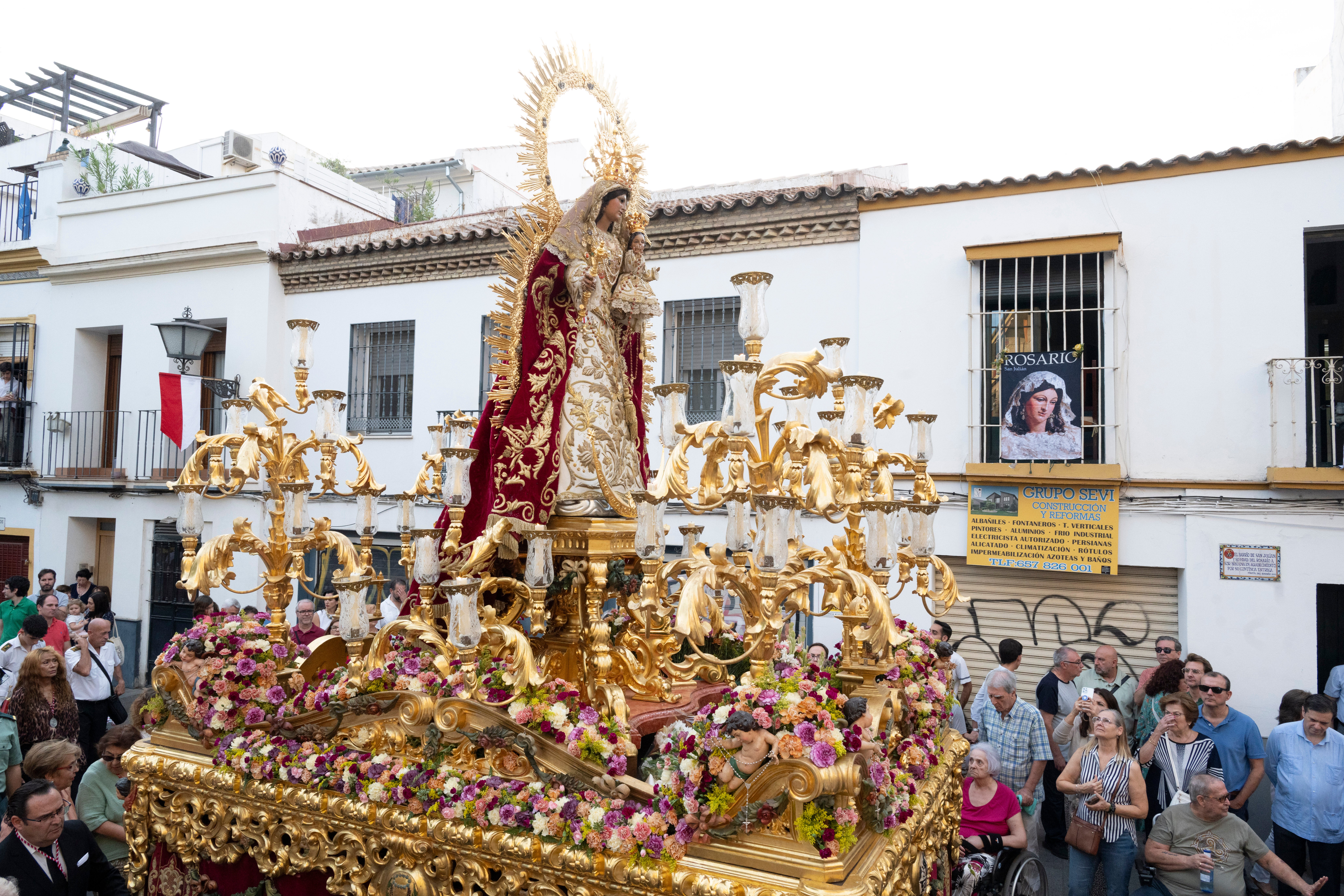La salida del Rosario de San Julián y la Virgen de las Nieves, en imágenes
