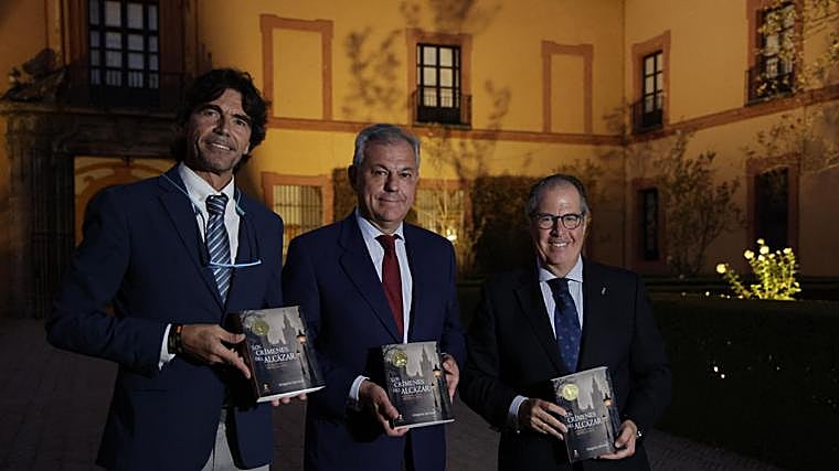 Gregorio Serrano junto a José Luis Sanz y al editor Álvaro Lorenzana