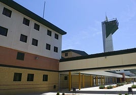 Un preso de la cárcel de Morón agrede a tres funcionarios tras un cacheo saldado con el hallazgo de drogas