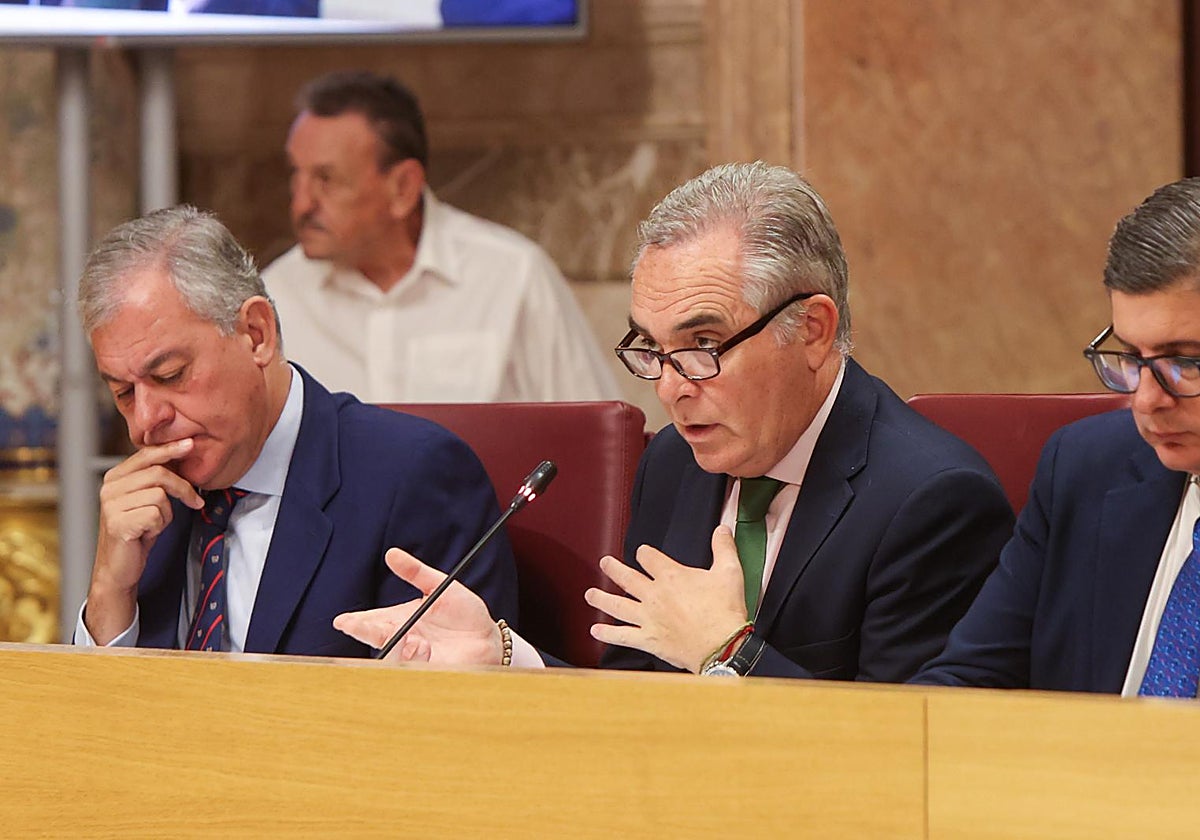 El delegado de Hacienda, Juan Bueno, en el Pleno municipal de esta mañana