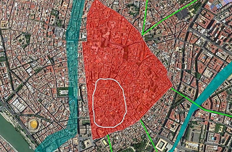 Superposición hipotética (según los estudios de Blanco y Campos) del perímetro urbano de la Hispalis romana (en rojo) sobre la trama actual de Sevilla. El triángulo marca el posible ensanche de la colonia, delimitado entre antiguos brazos del Guadalquivir (en azul) y articulado por las principales vías hacia el interior de la Bética. En blanco se indica el promontorio fundacional o oppidum turdetano, origen de la ciudad. Se trata de una reconstrucción teórica basada en la topografía y en los indicios arqueológicos del casco histórico