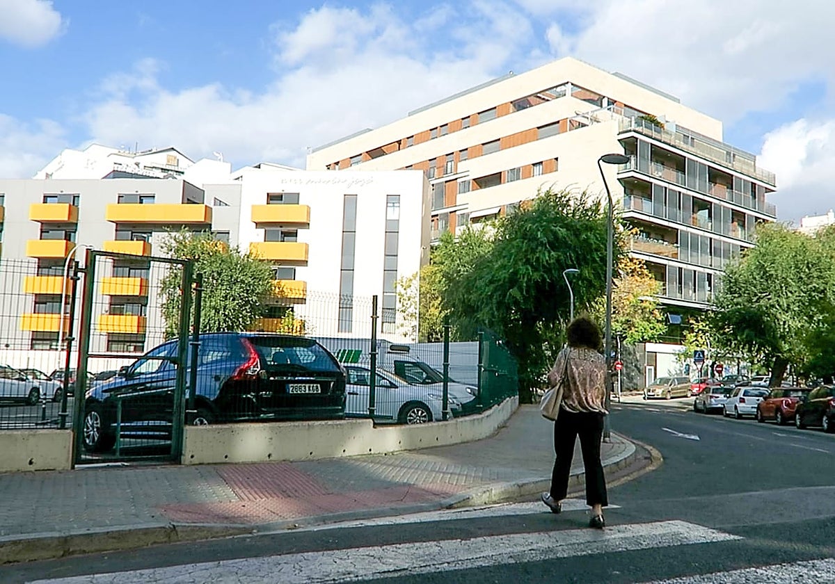 Una peatón atraviesa un paso de peatones en el barrio de Tabladilla-La Estrella, en Sevilla, el pasado miércoles