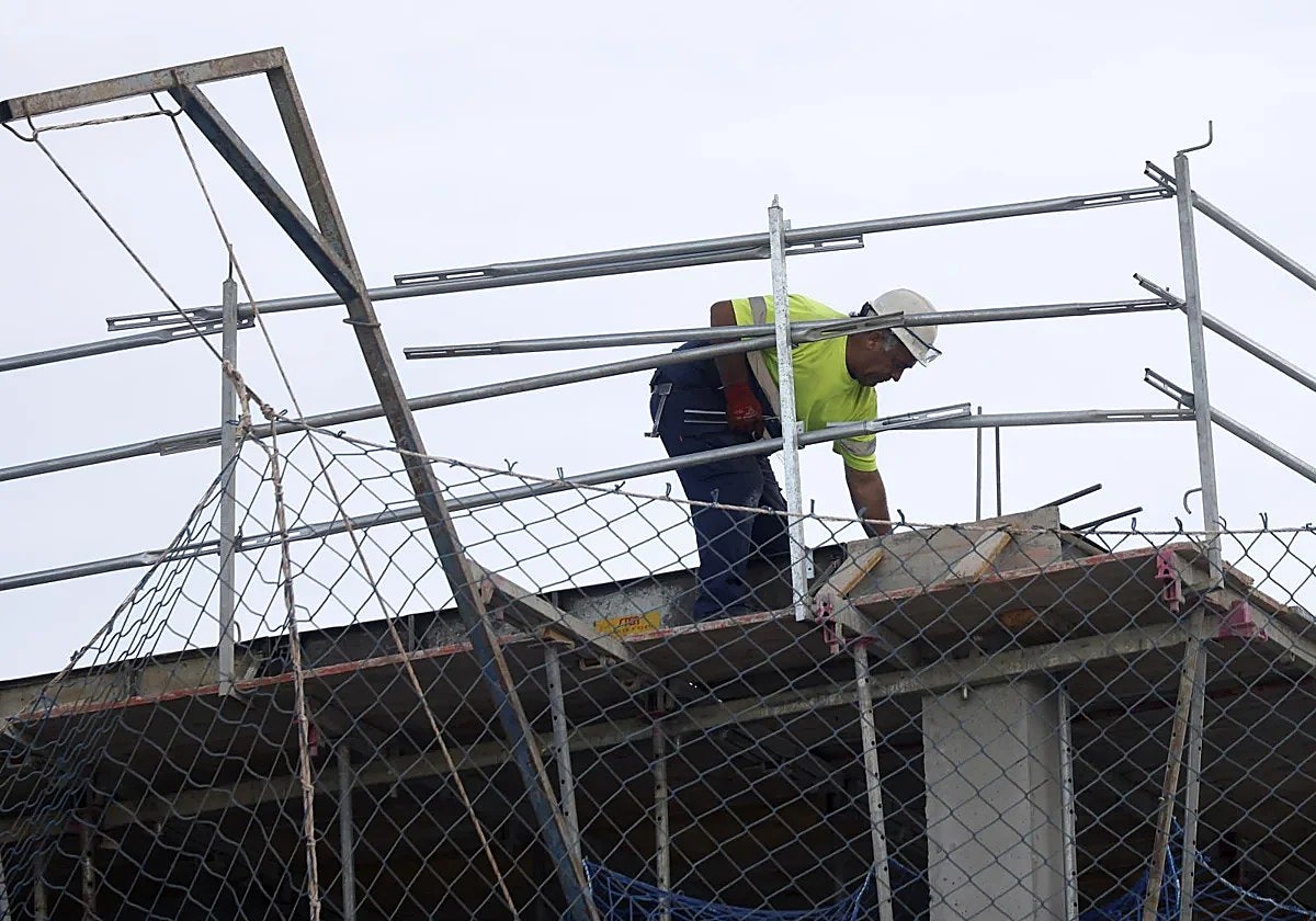 Un trabajador de la construcción en una obra, uno de los sectores con más dinamismo en Sevilla