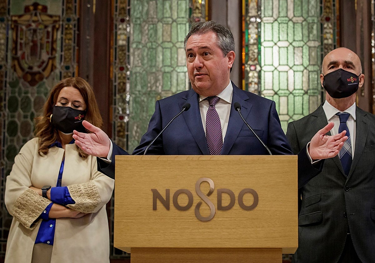 Juan Espadas, escoltado por Sonia Gaya y Antonio Muñoz, el día que anunció que abandonaba la Alcaldía de Sevilla