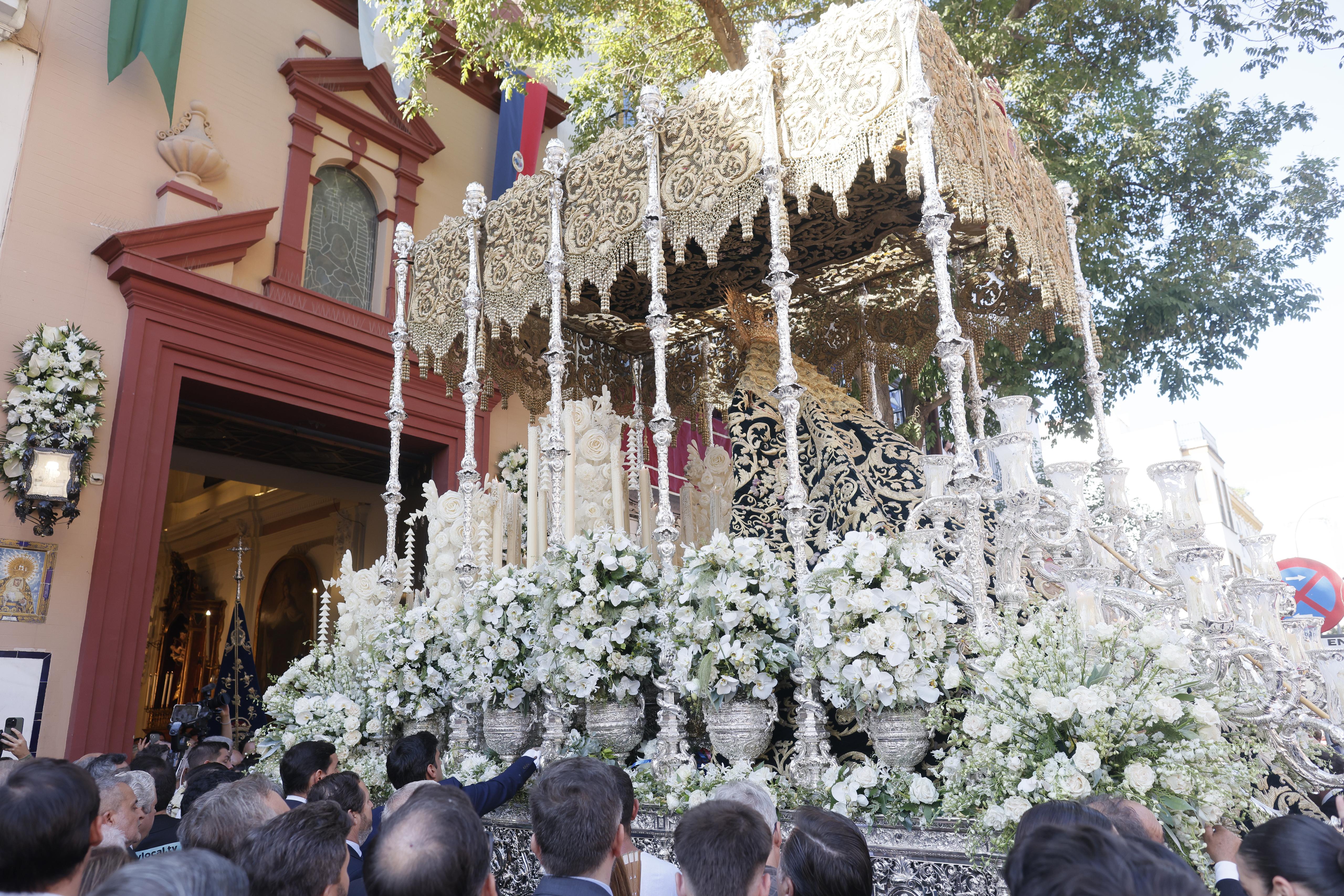 En imágenes, el traslado de la Esperanza de Triana a la Catedral