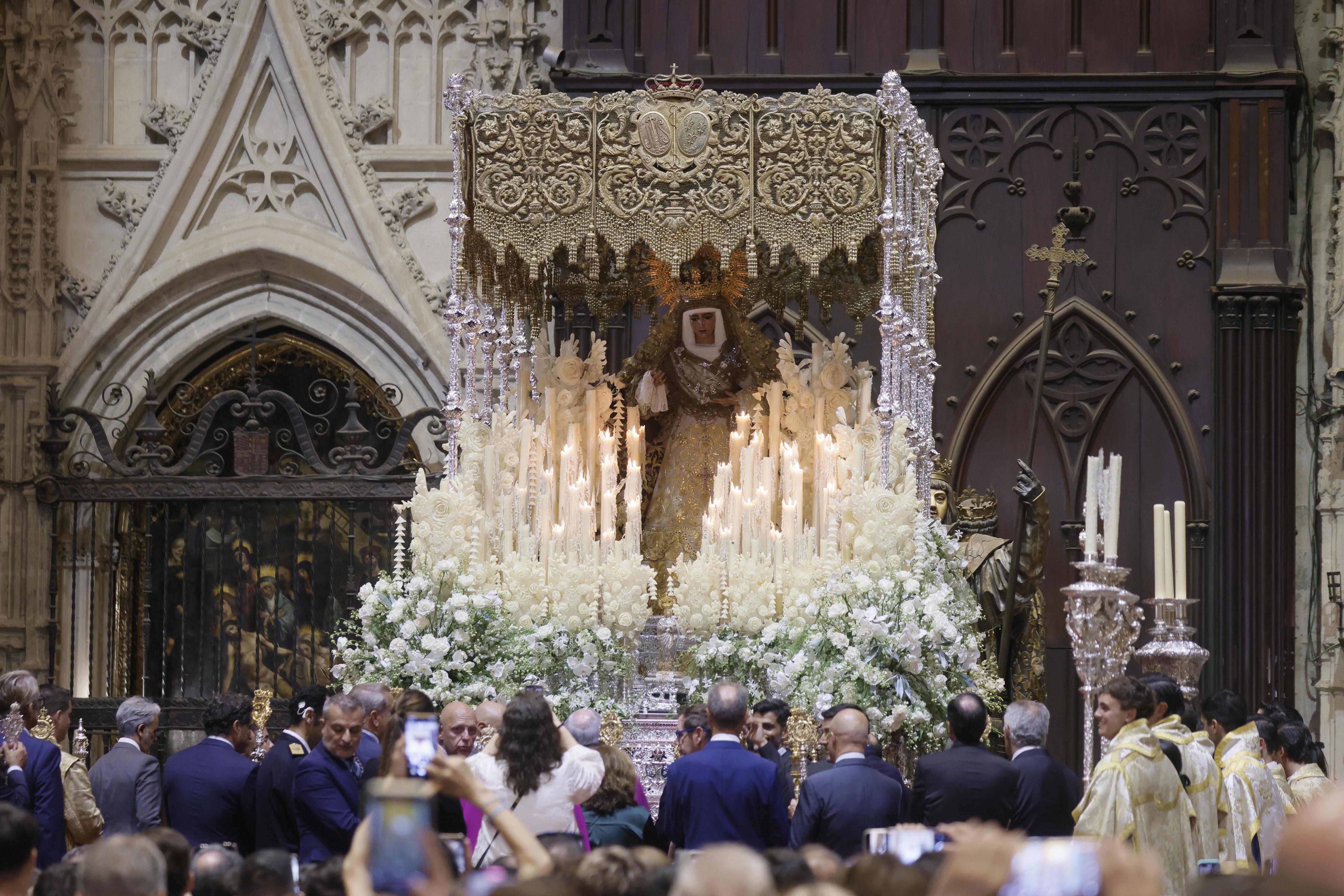 En imágenes, el traslado de la Esperanza de Triana a la Catedral