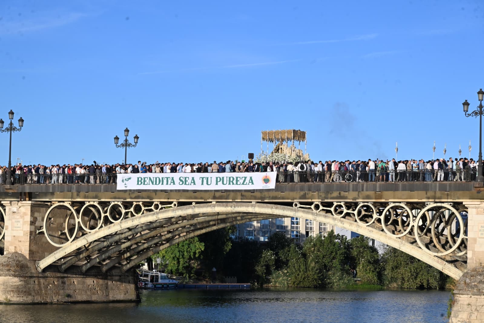 En imágenes, el traslado de la Esperanza de Triana a la Catedral