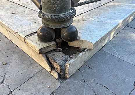 Imagen secundaria 1 - Algunas de las principales carencias que presenta el monumento a Daoiz en la plaza de la Gavidia